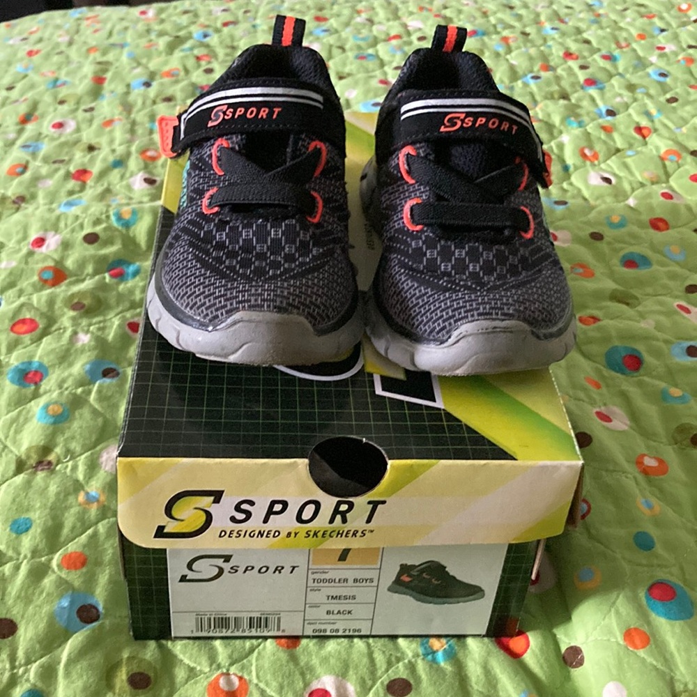 S sport toddler boys, size 7 black Tmesis sneaker. Worn once. With box.